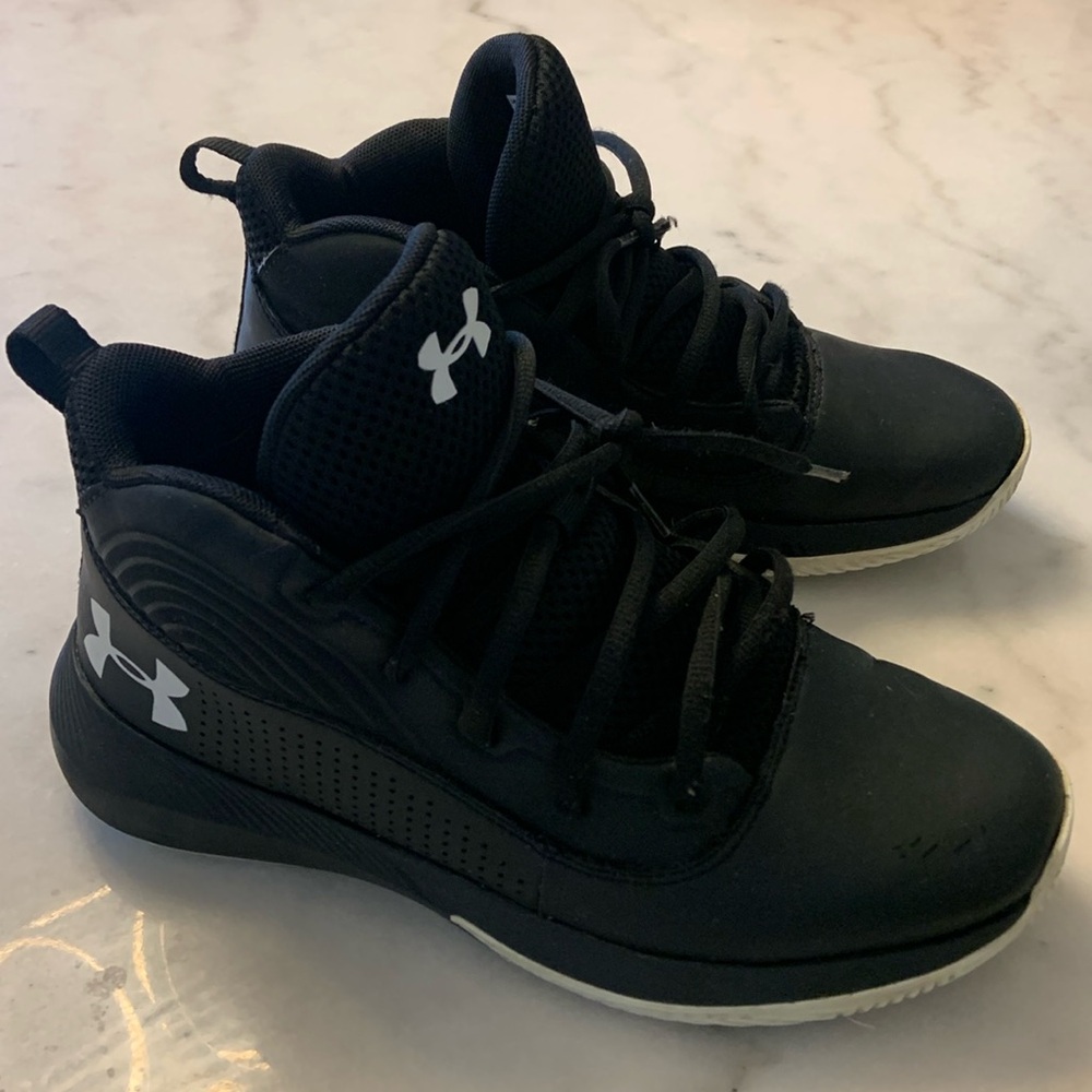 Under Armour shoes semi-new size in photo good condition